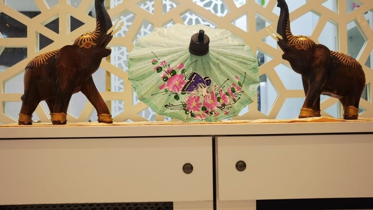 Carved wooden elephants and folded towels on the spa counter