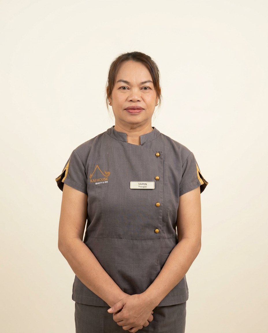 Yarin, therapist, portrait on a cream background